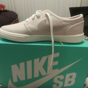 Women's size 8 shoe( Tan in color)